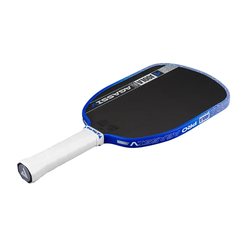 Cổ vợt thuôn của JOOLA Agassi Pro V 14mm nhìn chéo, vị trí đặt khung KineticFrame