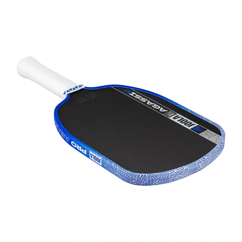 Mặt vợt JOOLA Agassi Pro V 14mm đặt nằm, thấy mặt vợt rộng dần về phía đầu theo dáng Agassi