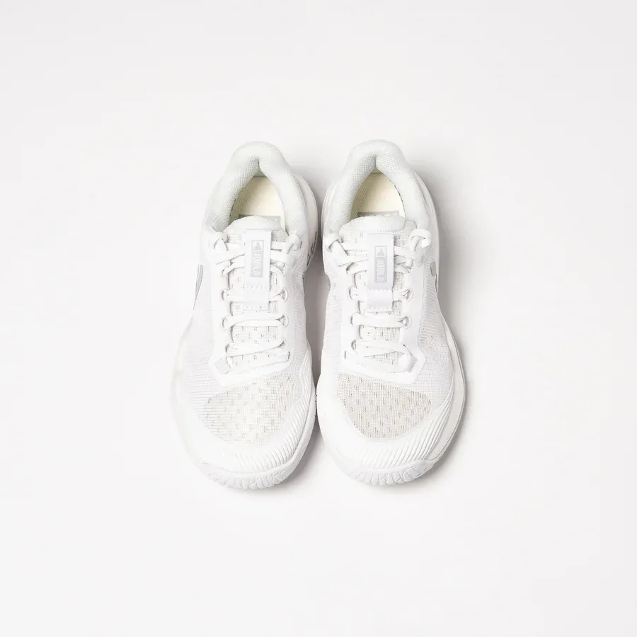 Đôi giày JOOLA R4LLy nữ (White) nhìn từ trên xuống, thấy phần mũi và dây buộc
