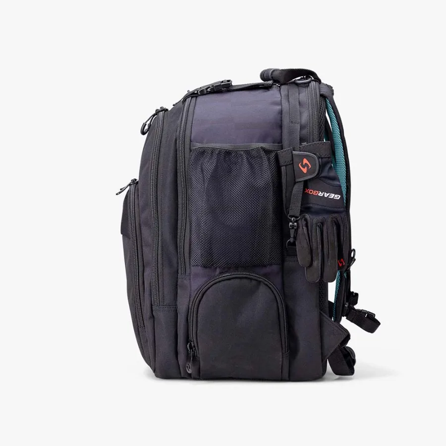 Mặt bên balo Gearbox Core Backpack với túi lưới và dây giữ găng tay