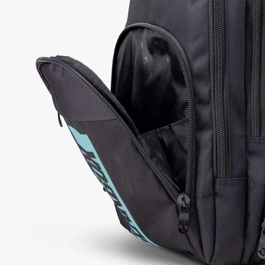Ngăn trước của balo Gearbox Core Backpack mở ra để lấy đồ