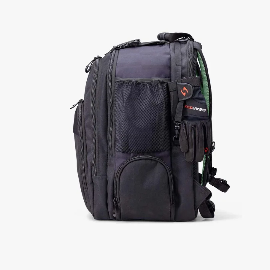 Mặt bên balo Gearbox Backpack Black/Green, thấy các túi bên hông