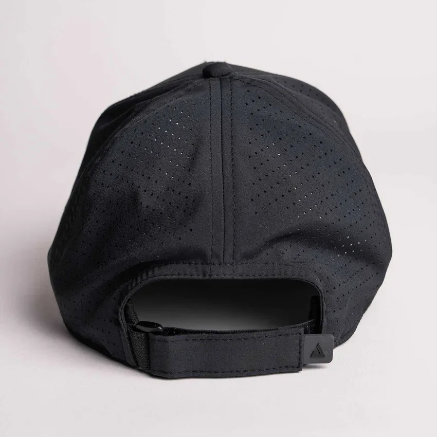 Mặt sau mũ JOOLA Perforated Cap, thấy khoá điều chỉnh và các lỗ đục trên vải