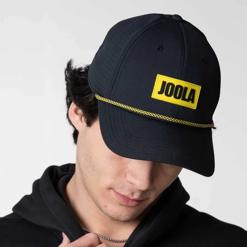 Người chơi đội mũ JOOLA Perforated Rope Cap, thấy logo trước chóp mũ và chi tiết dây thừng