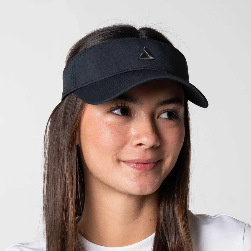 Người mẫu nữ đội JOOLA Essential Visor trong bộ ảnh của hãng