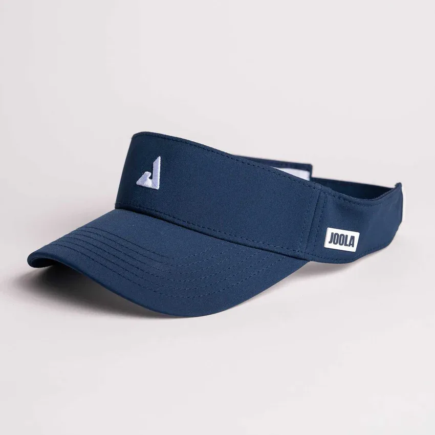 Mũ visor JOOLA Essential Visor đặt nghiêng, thấy lưỡi trai và chi tiết thương hiệu
