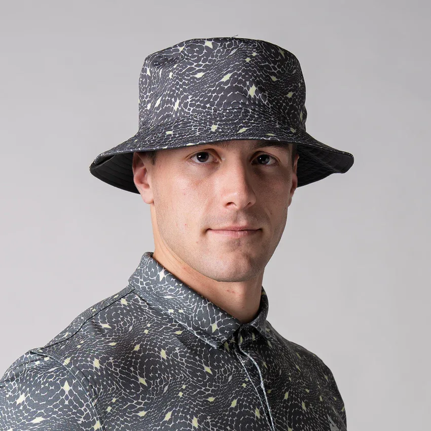 Người mẫu đội mũ JOOLA Reversible Bucket Hat ở mặt in, nhìn thẳng