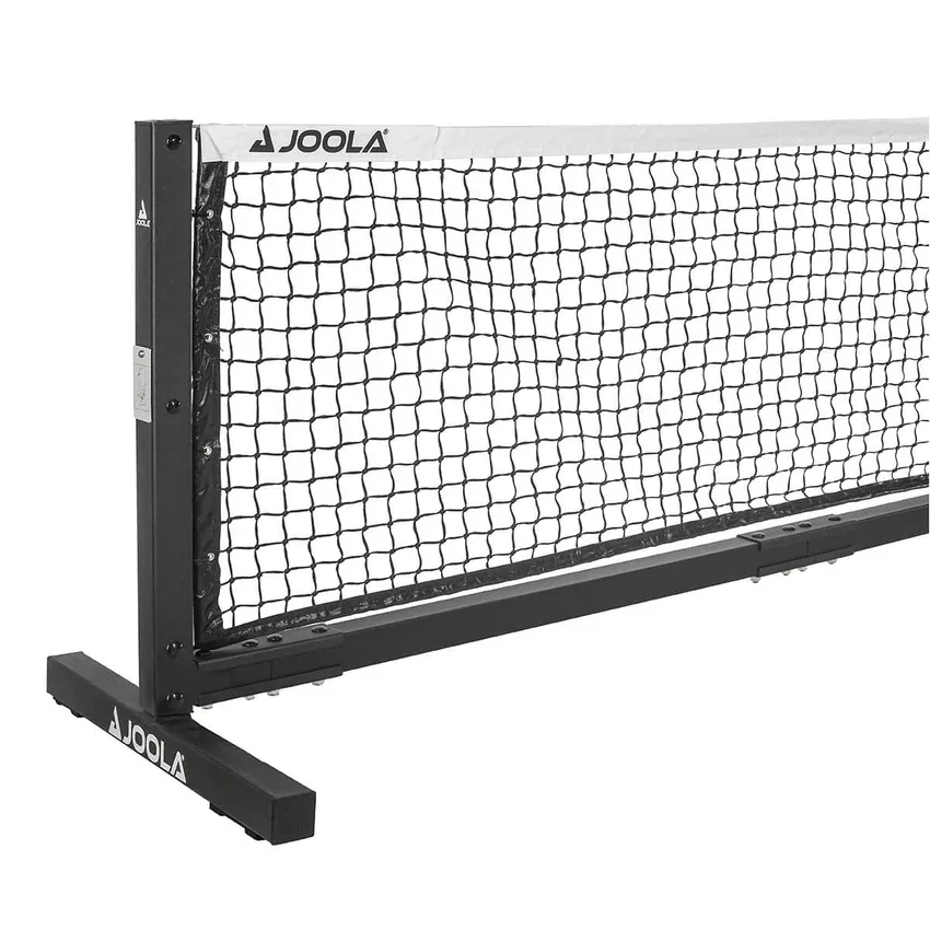 Nửa trái lưới JOOLA Pro Net (S) cận cảnh, thấy trụ và chân đế đứng cố định
