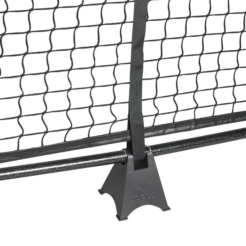 Thanh đỡ chạy dọc chân lưới và đế giữa của JOOLA Symmetry Pickleball Net