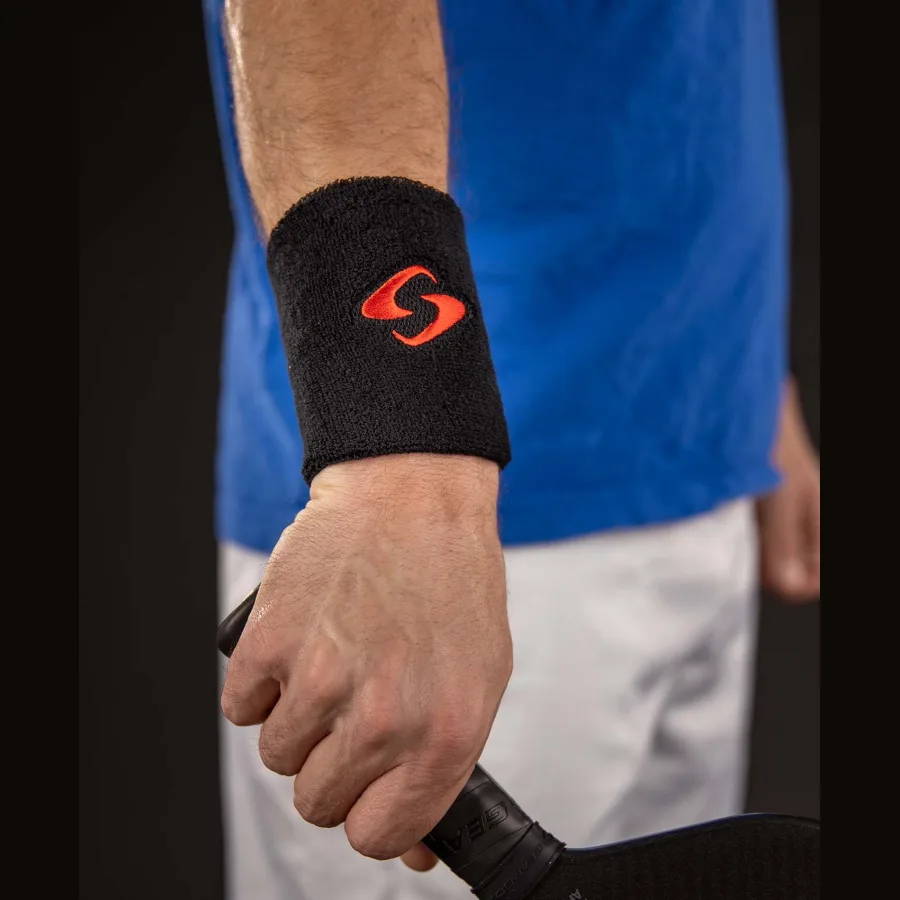 Người chơi đeo băng cổ tay Gearbox GB Wristband Wide khi cầm vợt