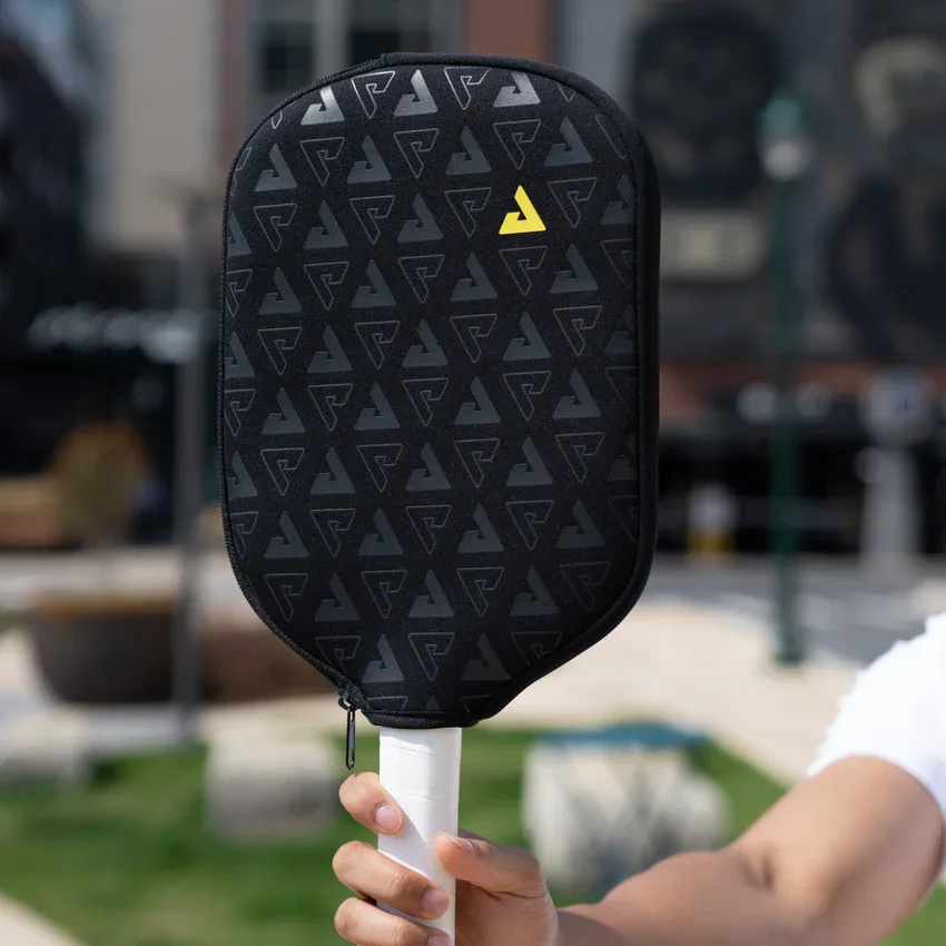 Cận cảnh vợt JOOLA được bọc trong bao Universal Neoprene