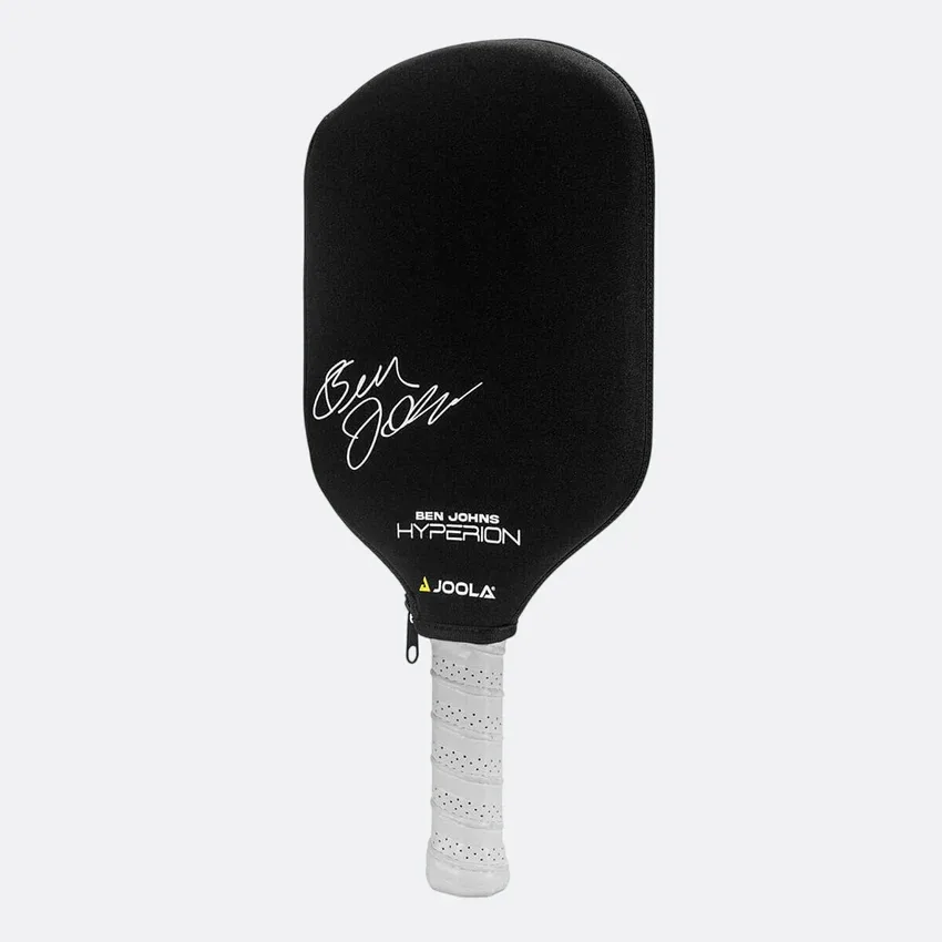 Bao vợt neoprene JOOLA lồng vào vợt pickleball, phần cán vợt lộ ra ngoài