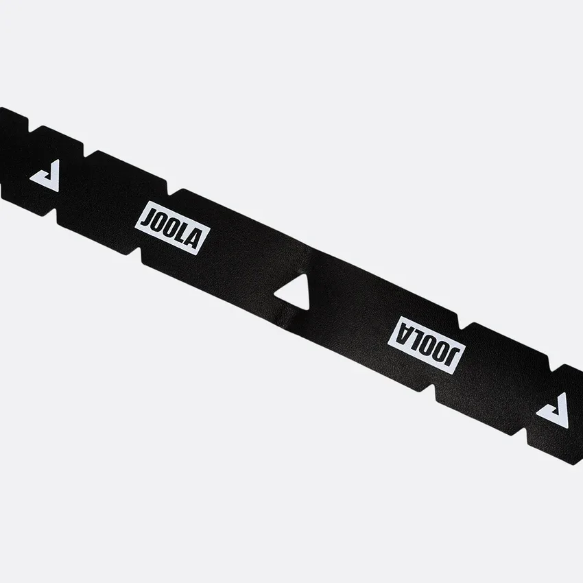 Một đoạn băng mép JOOLA Protective Edge Guard Tape trải dài, thấy mép răng cưa