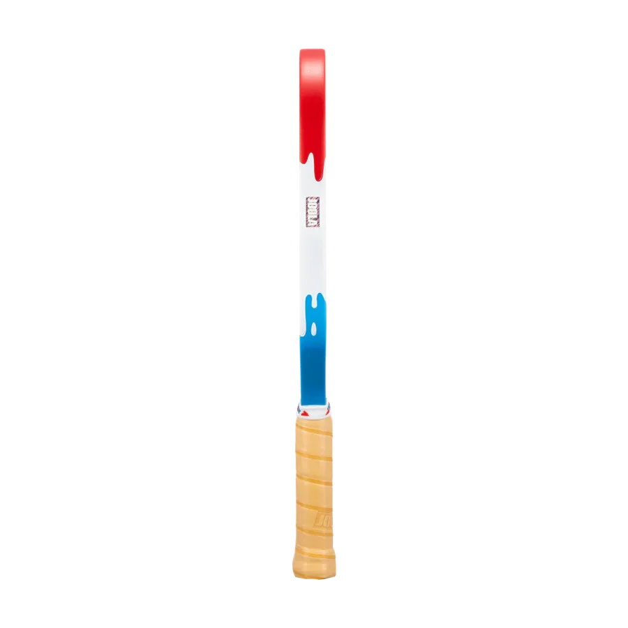 JOOLA Perseus Pro V Rally Rocket 16mm nhìn thẳng từ cạnh bên, thấy độ dày thân vợt và tay cầm