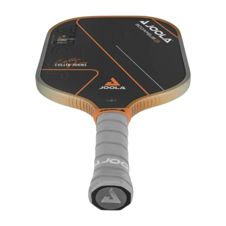 Collin Johns Scorpeus 3 16mm chụp từ đuôi cán lên, thấy cổ vợt và mặt carbon