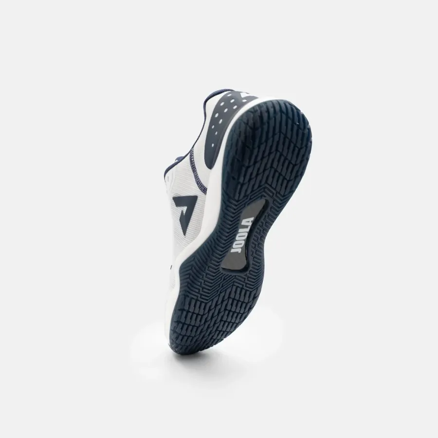 Một chiếc giày JOOLA R4LLy White/Midnight Navy dựng nghiêng nhìn từ phía mũi và đế