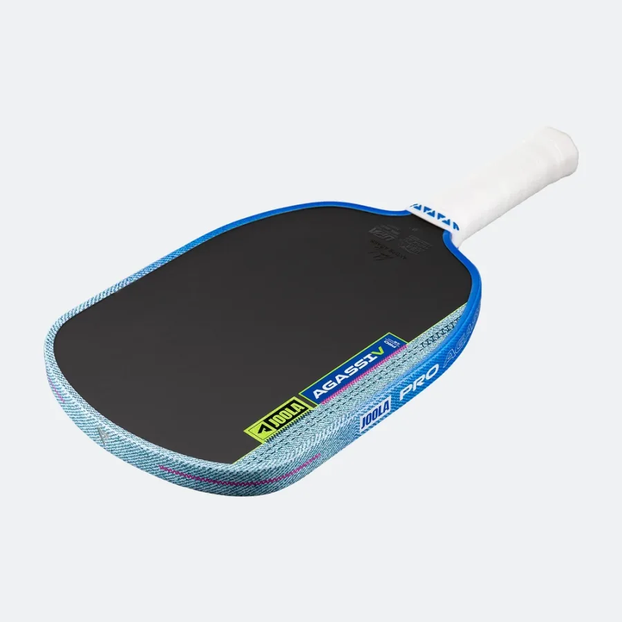 JOOLA Agassi Pro V Washed Indigo 16mm đặt nằm, thấy dáng Agassi rộng dần về phía đầu vợt