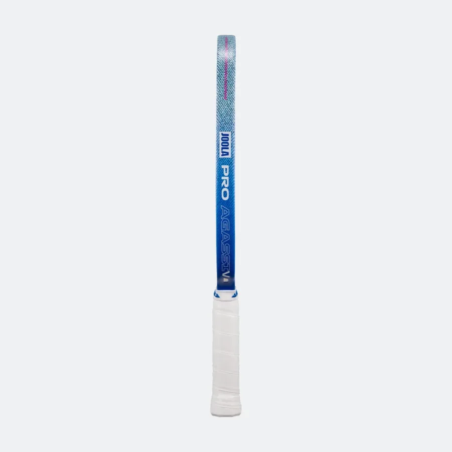 Cạnh bên JOOLA Agassi Pro V Washed Indigo 16mm nhìn nghiêng, thấy độ dày thân vợt và cán