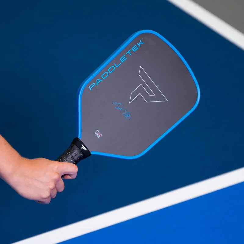 Bàn tay nắm cán vợt Paddletek Bantam GTO-C chu vi 4,25 in trên sân