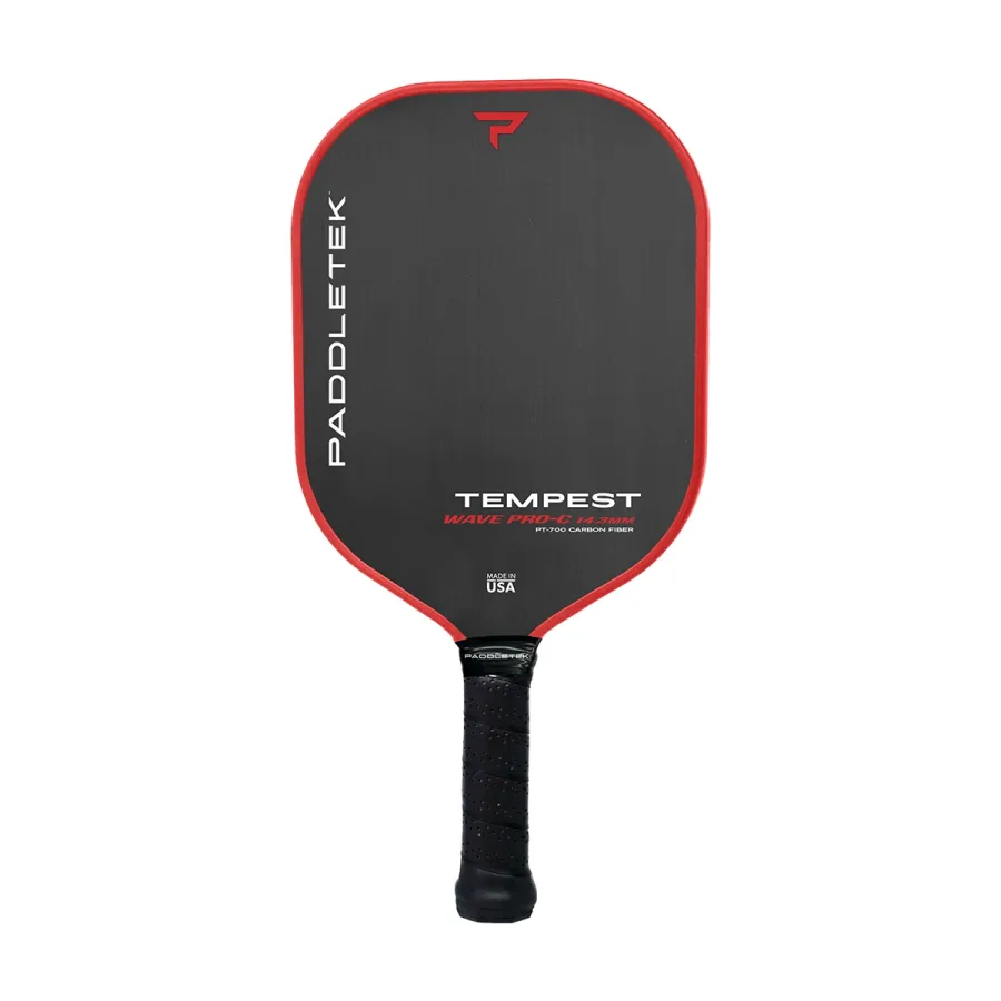 Tempest Wave Pro-C nhìn thẳng, thấy viền mép bao quanh mặt vợt rộng và cán 5,25 inch