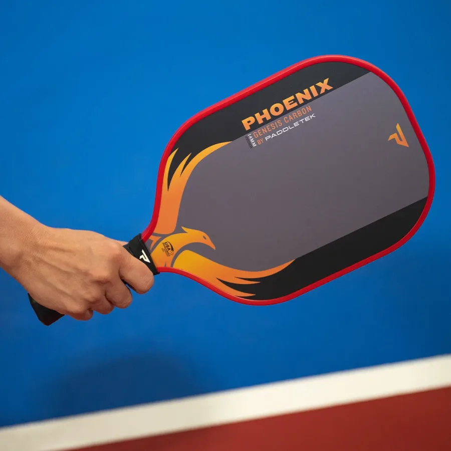 Người chơi cầm Phoenix Genesis Carbon 14mm chĩa mặt vợt lên trên, thấy cán và cổ vợt
