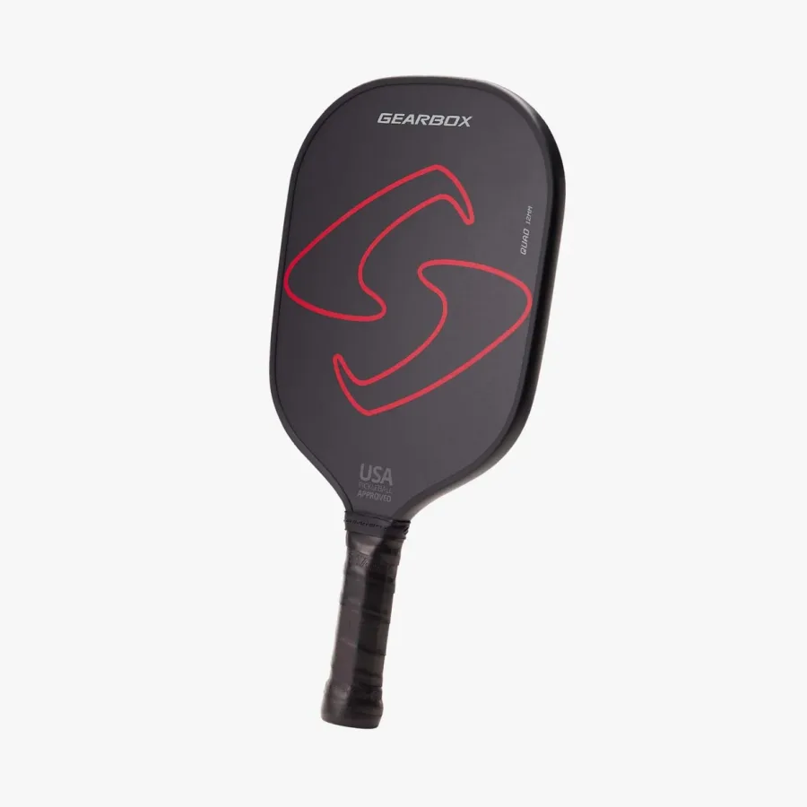Một vợt trong bộ Gearbox Ultimate Pickleball Starter Kit đặt nghiêng