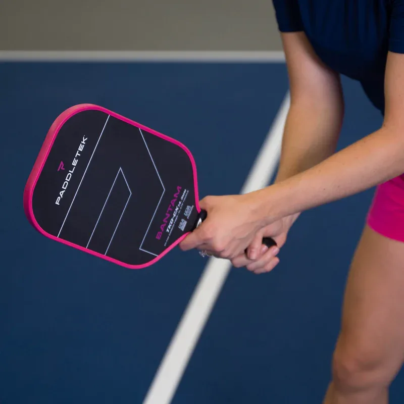 Người chơi nắm cán vợt Paddletek Bantam TKO-CX ở tư thế chờ bóng