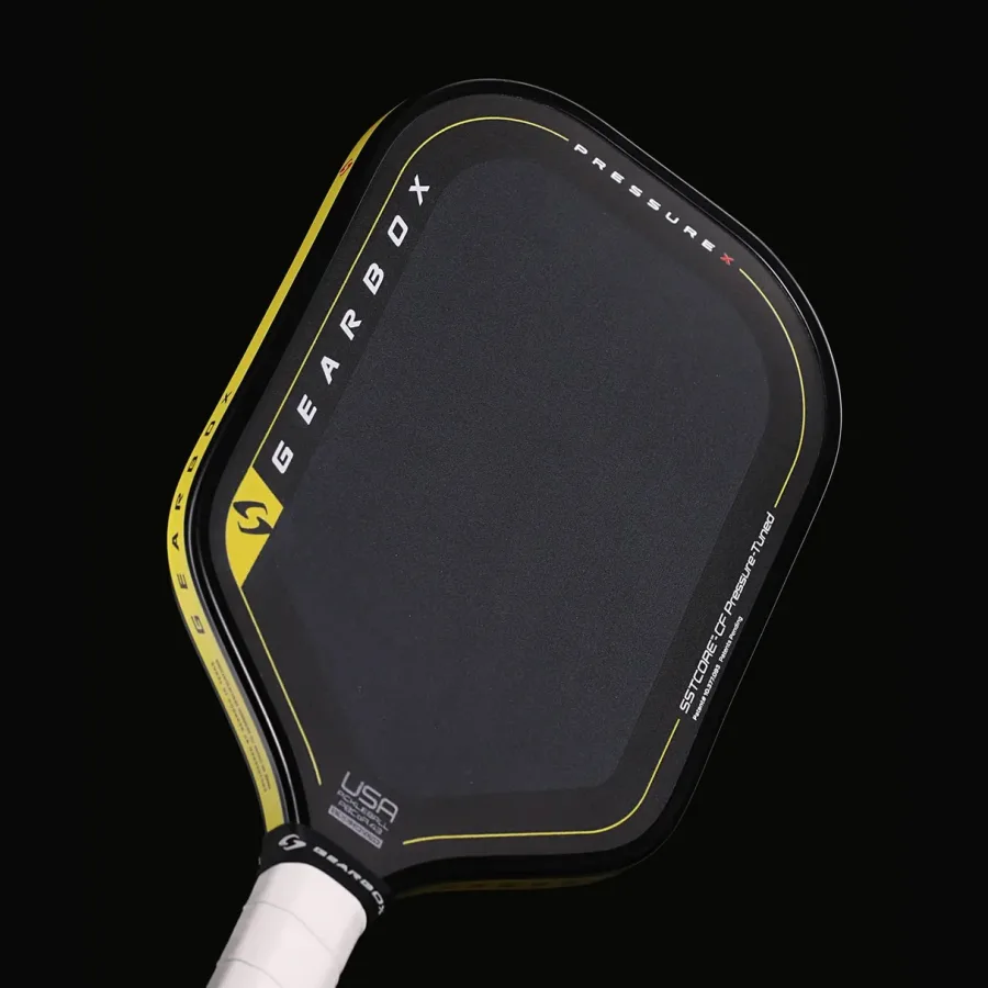 Vợt Gearbox Pressure X 8E đặt nghiêng, thấy mặt vợt và dấu USA Pickleball Approved